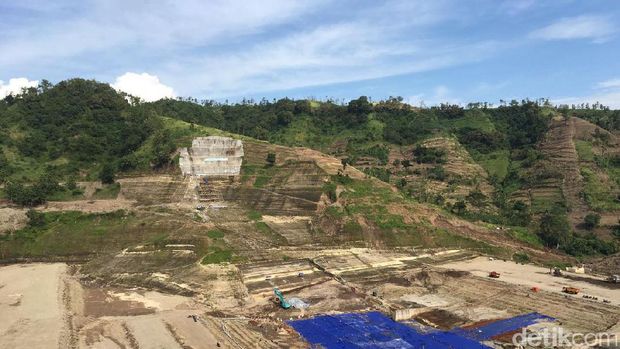 Menkeu Sri Mulyani tinjau proyek pembangunan Waduk Logung di Kudus.