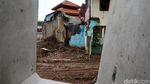 Melihat Tanggul Ciliwung yang Belum Diturap