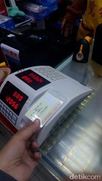 Makan di kantin kampus, bayar tinggal tempel kartu mahasiswa