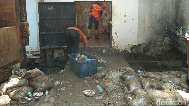 Banjir Telah Surut, Siswa SMAN 8 Kembali Sekolah 
