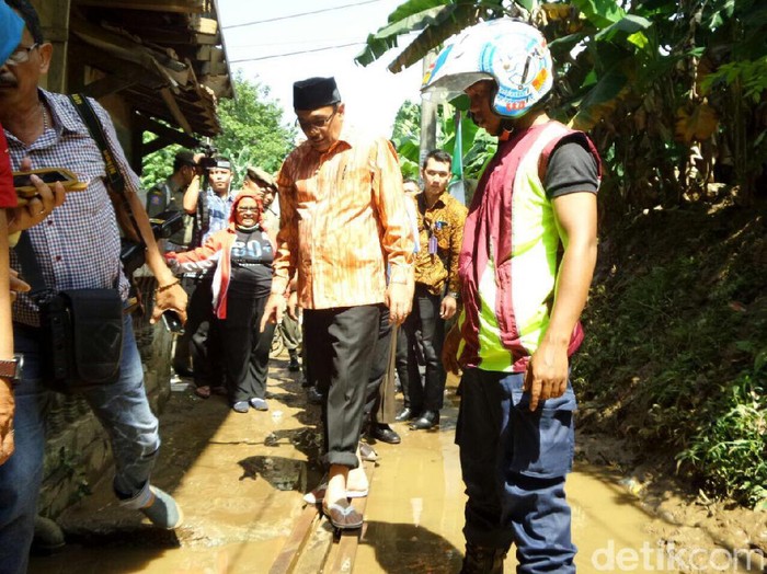 Cek Banjir di Kampung Arus, Djarot Sebut Warga Bersedia Pindah