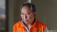 Charles, yang mengenakan jaket oranye, keluar dari gedung KPK, Jumat (17/2/2017).