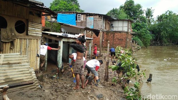 BMI bersama warga bekerja bakti membersihkan dampak banjir di Bukit Duri, Jaksel