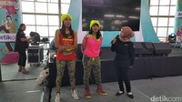 Asih dan Hani dari Jatomi Fitness bertindak sebagai instruktur. Asih merupakan instruktur berpengalaman karena sudah menggeluti zumba sejak 2011. (Foto: Nurvita Indarini/detikHealth)