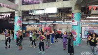 Kegiatan digelar di Kuningan City Mall, Kuningan, Jakarta Selatan, Sabtu (18/2/2017). Zumba yang melibatkan komunitas Healthy Friends ini dimulai sekitar pukul 08.00 WIB. (Foto: Nurvita Indarini/detikHealth)