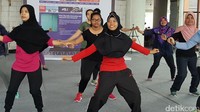 Di antara para peserta zumba ini, adakah yang Anda kenal? Jika belum sempat mengikuti kegiatan ini, nantikan kegiatan olahraga bareng komunitas Healthy Friends lainnya ya. (Foto: Nurvita Indarini/detikHealth)