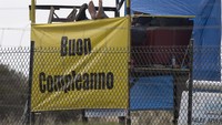 Ucapan selamat ulang tahun untuk Valentino Rossi diberikan oleh fans dengan membentangkan spanduk di salah satu sisi lintasan. Rossi merayakan hari jadinya yang ke-38 pada 16 Februari lalu.  (Photo by Mirco Lazzari gp/Getty Images)