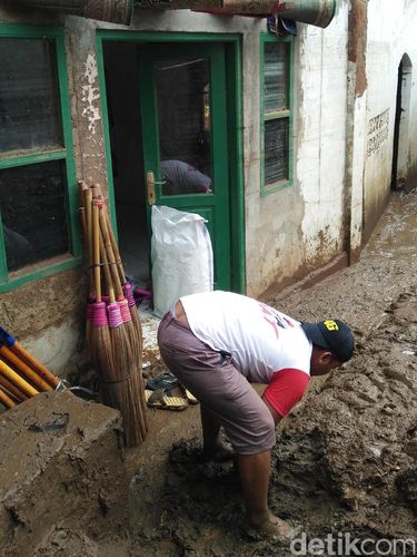 BMI bersama warga bekerja bakti membersihkan dampak banjir di Bukit Duri, Jaksel