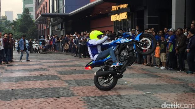 Aksi freestyle membuka acara peluncuran GSX-R150 dan GSX-S150