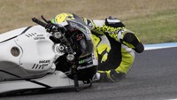 Alvaro Bautista terjatuh saat menggeber motornya. (Photo by Mirco Lazzari gp/Getty Images).