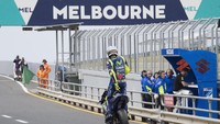 Valentino Rossi keluar menuju lintasan di hari terakhir latihan pramusim yang digelar di Sirkuit Phillip Island. Pada hari terakhir, Jumat (17/2/2017), The Doctor cuma berada di posisi 11, tertinggal nyaris satu detik dari rekan setimnya, Maverick Vinales. (Foto: Mirco Lazzari gp/Getty Images)
