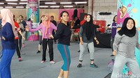Salah satu kegiatan pesta komunitas NgumBar (ajang ngumpul bareng komunitas aktif dan kreatif) adalah zumba di pagi hari. Usai berzumba, para pengunjung antusias melakukan cek kesehatan. (Foto: Suherni/detikHealth)