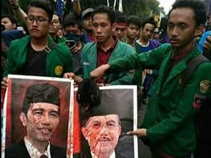 Polisi Selidiki Video Mahasiswa UNJ Potong Ayam di Foto Jokowi