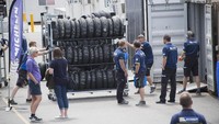 Bukan cuma pebalap dan tim yang sibuk menyiapkan diri di tes pramusim ini. Michelin sebagai penyedia ban juga punya persiapan sendiri. (Photo by Mirco Lazzari gp/Getty Images).