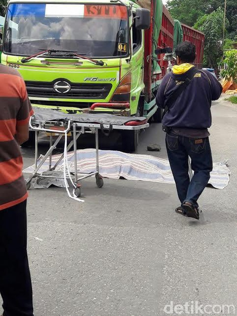 Kejar Anak Menyeberang Jalan Seorang Ibu Tewas Ditabrak Truk