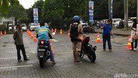 Pengunjung mal Citos yang tertarik bisa mengikuti test ride di parkiran Citos. Foto: Dadan Kuswaraharja
