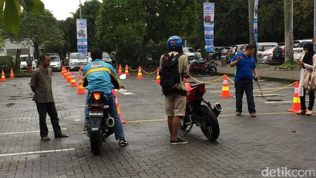 Pengunjung mal Cilandak bisa ikutan test ride di parkiran mal