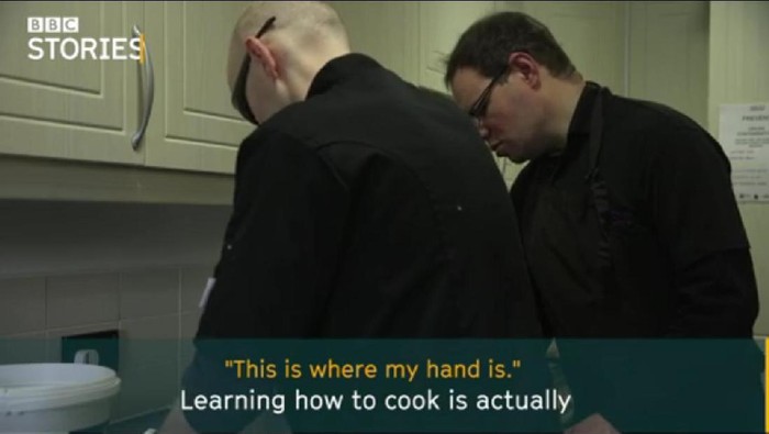 Kolaborasi Koki Tunanetra dan Asisten Autistik yang Inspiratif