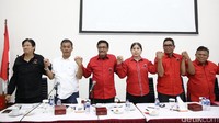 Djarot, Prasetyo Edi Marsudi dan kader PDIP lainnya mengepalkan tangan saat rapat konsolidasi.