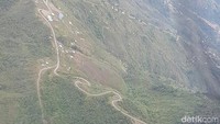 Pemerintah melalui Kementerian Pekerjaan Umum dan Perumahan Rakyat juga membangun jalan Trans Papua. (Kementerian PUPR).