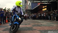 Aksi freestyle memukau puluhan orang di depan Citos, Jakarta, Sabtu (18/2/2017). Foto: Dadan Kuswaraharja