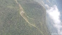 Pembangunan Jalan Trans Papua dimulai dari preservasi atau perawatan jalan yang sudah ada selama ini, hingga pembukaan jalan-jalan baru menembus wilayah pegunungan, hutan, hingga sungai. (Kementerian PUPR).