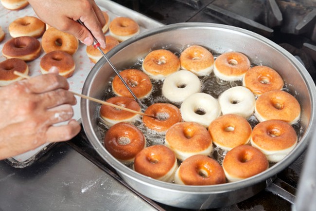 Donat Gosong dan Berminyak? Mungkin Ini Kesalahan Saat Menggoreng Donat