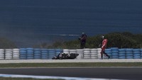 Scott Redding berjalan menuju motornya usai dia terjatuh dalam sesi latihan pada Rabu (15/2/2017) lalu (Foto: Mirco Lazzari gp/Getty Images).