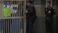Pihak-pihak terkait yang datang pun diperiksa dengan ketat. (AFP).