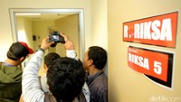 Sejumlah wartawan berkesempatan ikut meninjau salah satu ruang pemeriksaan.