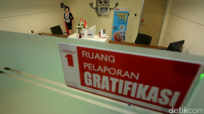 Wakil pimpinan KPK Saut Situmorang meninjau ruang pemeriksaan baru di Gedung Merah Putih KPK, Jakarta, Minggu (19/2).