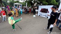 Seorang anak terlihat menendang bola di area permainan anak.