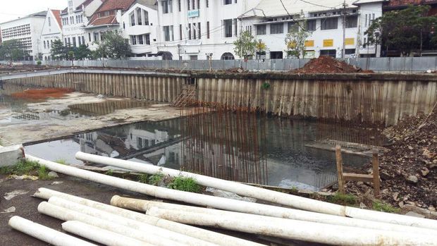 Melihat Lokasi Penemuan Pondasi Pintu Air Abad 18 di Kota Tua