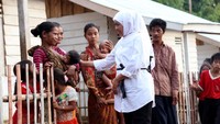Menteri Sosial Khofifah Indar Parawansa meresmikan sebanyak 23 unit rumah yang diperuntukan bagi Suku Anak Dalam di Desa Pulau Lintang, Kabupaten Sarolangun, Provinsi Jambi, Minggu (19/2/2017). Pool/David Humas Kemensos.