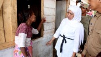 Khofifah mengaku bukanlah hal mudah untuk mengajak warga Suku Anak Dalam untuk tinggal menetap karena mereka selalu hidup berpindah-pindah dan mengandalkan alam sekitar untuk menunjang hidup. Pool/David Humas Kemensos.