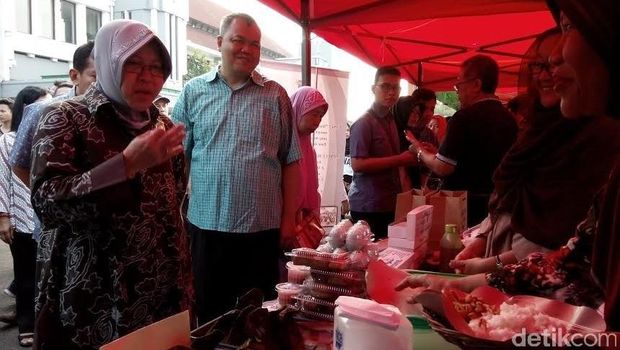 Risma tinjau stand hasil pertanian