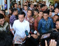 Jokowi membeli buku di Senayan City.