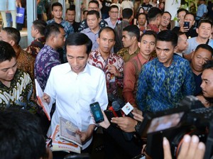 Di Senayan City, Jokowi dan Kahiyang Beli Buku Soekarno dan Hatta