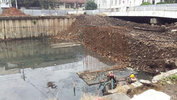 Melihat Lokasi Penemuan Pondasi Pintu Air Abad 18 di Kota Tua