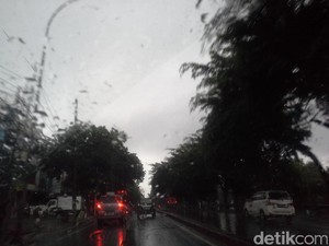 BMKG: Jabodetabek Dibayangi Hujan Lebat dan Petir Hingga Sore ini