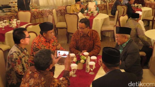 Anies menghadiri resepsi pernikahan putra Habib Ali. 