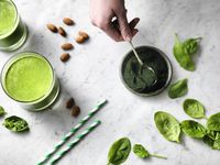 Setelah Matcha, Kini Spirulina Populer Sebagai Taburan Smoothies hingga Sushi