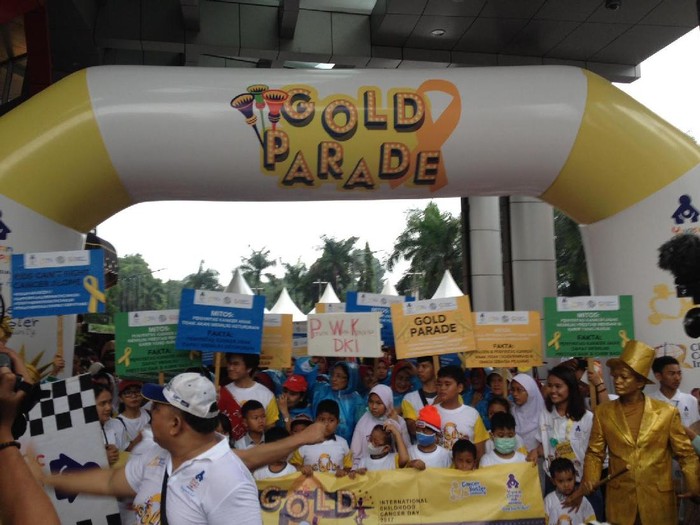 Untuk memperingati Hari Kanker Anak Internasional, Yayasan Onkologi Anak Indonesia (YOAI) dan Cancer Buster Community (CBC) menyelenggarakan kampanye Gold Parade. Tema tersebut berkaitan dengan lambang pita emas sebagai simbol keberanian pahlawan kecil dan remaja yang berjuang melawan kanker. (Foto: Puti) Untuk memperingati Hari Kanker Anak Internasional, Yayasan Onkologi Anak Indonesia (YOAI) dan Cancer Buster Community (CBC) menyelenggarakan kampanye Gold Parade. Tema tersebut berkaitan dengan lambang pita emas sebagai simbol keberanian pahlawan kecil dan remaja yang berjuang melawan kanker. (Foto: Puti)