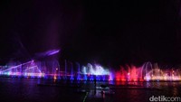 Satu pertunjukan air mancur, berlangsung selama kurang lebih 30 menit. Pertunjukan air mancur ini dipadukan dengan tata lampu yang spektakuler (Tri Ispranoto/detikTravel)