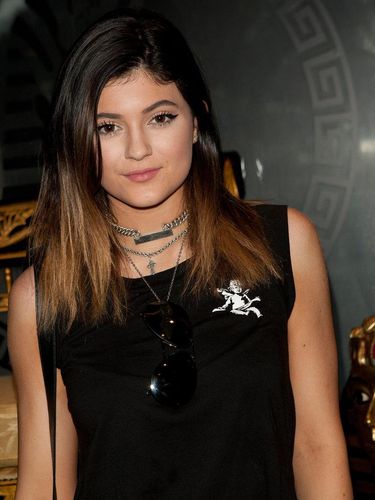 Foto-foto Kylie Jenner dengan Wajah yang Tidak Dikenali 