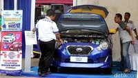 Sejumlah warga nampak melihat-lihat sejumlah mobil Datsun yang dihadirkan.