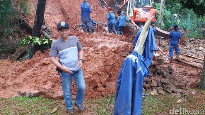 Tembok Rumah Warga di Jagakarsa Longsor Akibat Hujan Deras