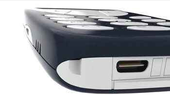 Ada microUSB untuk mengisi daya. Foto: CCreator