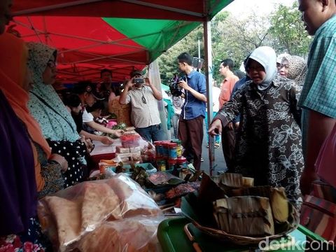 Risma tinjau stand hasil pertanian
