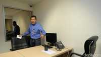 Wakil pimpinan KPK Saut Situmorang meninjau ruang pemeriksaan baru di Gedung Merah Putih KPK, Jakarta, Minggu (19/2/2017).